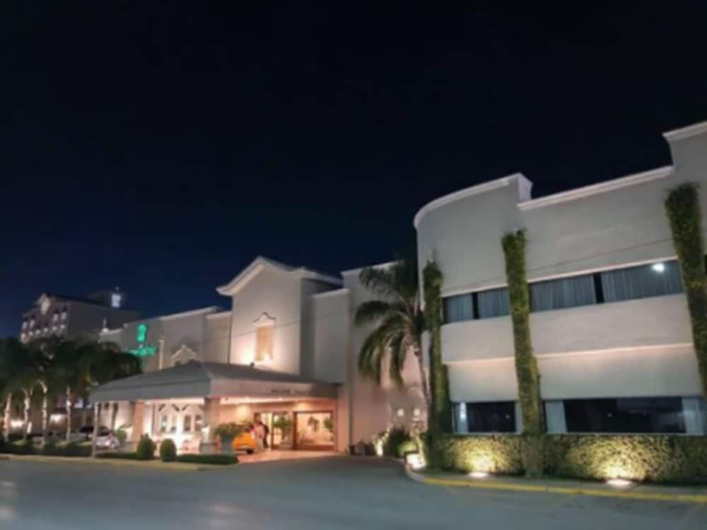 Fresno Galerias Hotel Torreon Exterior photo